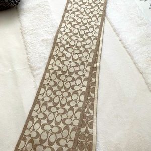 Coach “est 1941” scarf with a reversible color way - Metallic Gold/Creme